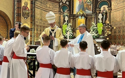 Symbolem posługi jest krzyż, który nałożył chłopakom metropolita katowicki.