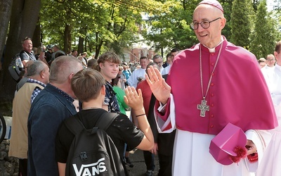 Tradycyjna procesja na kalwarię to okazja do spotkań z pątnikami.