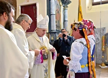 Przedstawiciele pielgrzymujących przynieśli do ołtarza dary. 