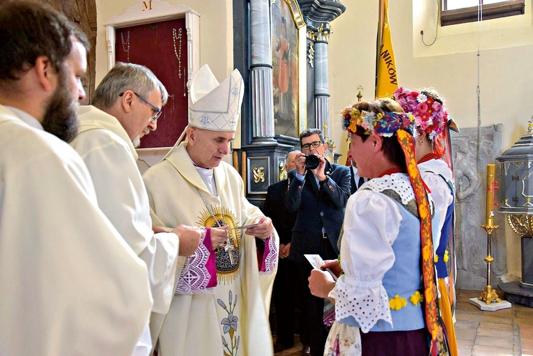 Przedstawiciele pielgrzymujących przynieśli do ołtarza dary. 