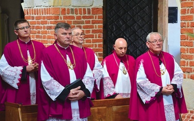 Pięciu kapłanów zasiadło na swoich miejscach w stallach.