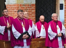 Pięciu kapłanów zasiadło na swoich miejscach w stallach.