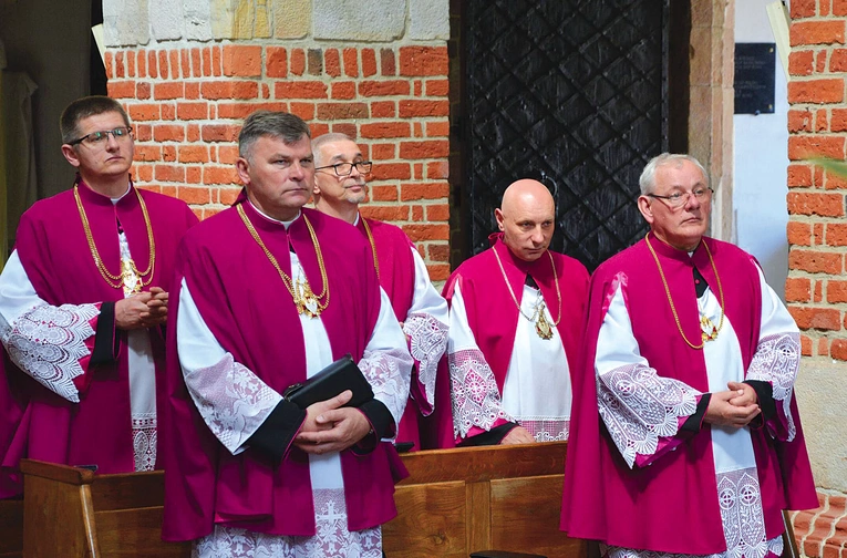 Pięciu kapłanów zasiadło na swoich miejscach w stallach.