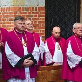 Pięciu kapłanów zasiadło na swoich miejscach w stallach.