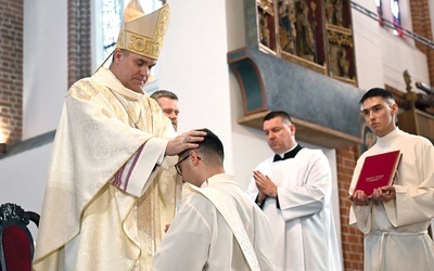 Najważniejszy moment – nałożenie rąk przez biskupa.