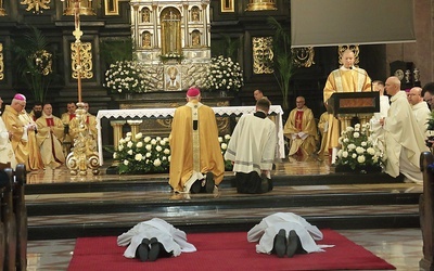 Litania do Wszystkich Świętych, podczas której diakoni leżą krzyżem, jest jednym z elementów uroczystości.