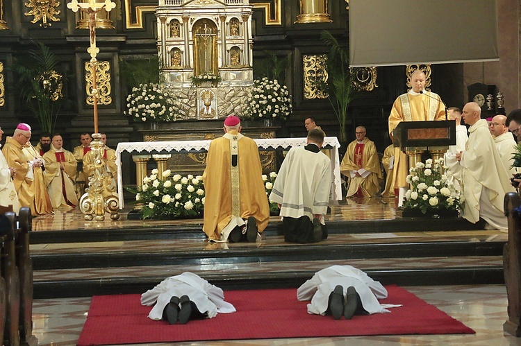 Litania do Wszystkich Świętych, podczas której diakoni leżą krzyżem, jest jednym z elementów uroczystości.