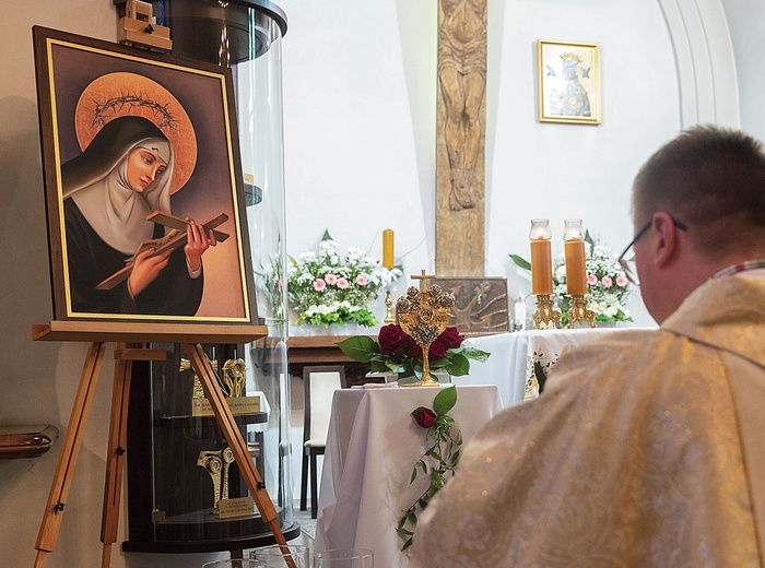 Różane kwiaty to symbol przypominający o nieograniczonym zaufaniu Bogu.