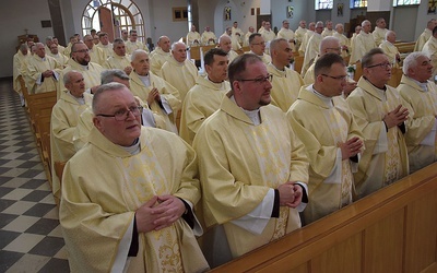 Prezbiterzy na wspólnej Eucharystii w skarżyskiej bazylice.