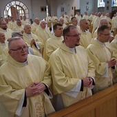 Prezbiterzy na wspólnej Eucharystii w skarżyskiej bazylice.