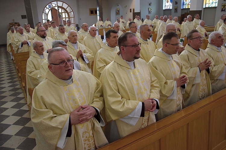 Prezbiterzy na wspólnej Eucharystii w skarżyskiej bazylice.