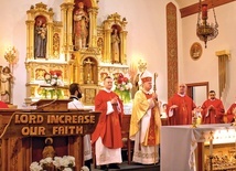 Mszy św. odpustowej przewodniczył bp Robert McManus.  Ks. Grzegorz Zieliński – z lewej, trzeci z prawej ks. Krzysztof Korcz.