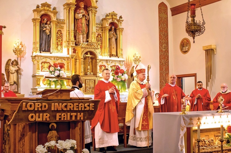 Mszy św. odpustowej przewodniczył bp Robert McManus.  Ks. Grzegorz Zieliński – z lewej, trzeci z prawej ks. Krzysztof Korcz.