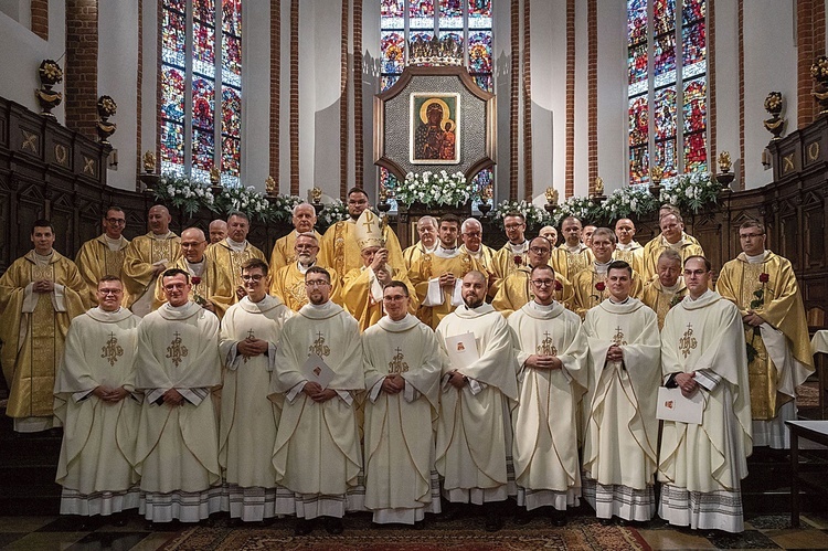 Neoprezbiterzy rozpoczną posługę duszpasterską w nowych parafiach od września.