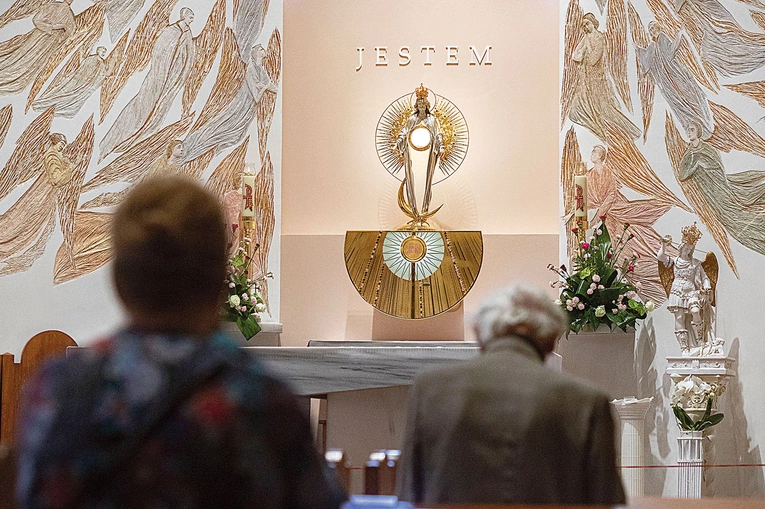 	Modlitwa trwa codziennie od godz. 8 do 22, w czwartki do północy, a dwa razy w miesiącu – przez całą noc.