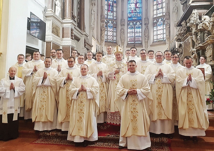 Tegoroczni neoprezbiterzy z szafarzem sakramentu i księżmi przełożonymi diecezjalnego seminarium.