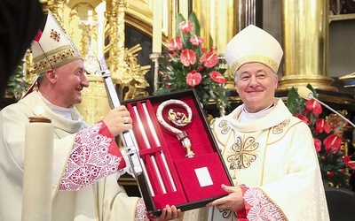 W darze od duchowieństwa nowy biskup sosnowiecki otrzymał pastorał, z wpisaną w niego postacią Chrystusa, który umywa nogi.