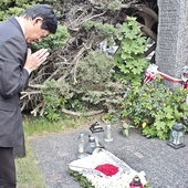 	Podczas wizyty japońska delegacja złożyła na grobie kwiaty w kształcie flagi swojego kraju.