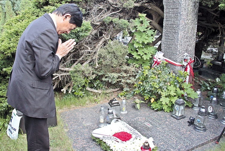 	Podczas wizyty japońska delegacja złożyła na grobie kwiaty w kształcie flagi swojego kraju.