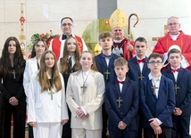 Młodzi z Łęk Górnych przyjęli sakrament w swoim parafialnym kościele.