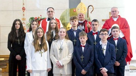 Młodzi z Łęk Górnych przyjęli sakrament w swoim parafialnym kościele.