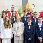 Młodzi z Łęk Górnych przyjęli sakrament w swoim parafialnym kościele.