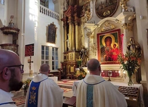 	Pamiątkę umieszczono przy wizerunku Bogurodzicy.