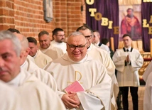 – Kościelni pokazują nam, jak łączyć modlitwę z pracą, szykując się na ziemi poprzez liturgię do nieba,  bo świątynia jest swoistym niebem na ziemi  – zauważa odpowiedzialny za pielgrzymowanie.