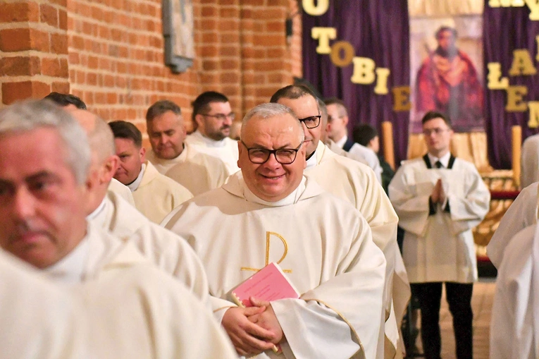 – Kościelni pokazują nam, jak łączyć modlitwę z pracą, szykując się na ziemi poprzez liturgię do nieba,  bo świątynia jest swoistym niebem na ziemi  – zauważa odpowiedzialny za pielgrzymowanie.