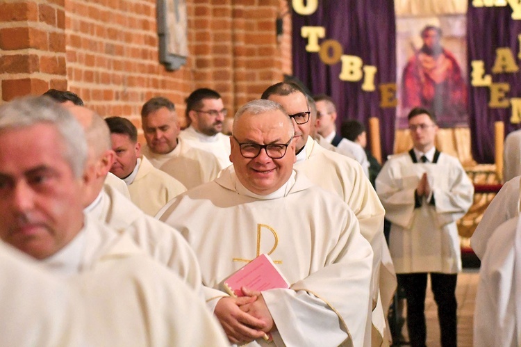 – Kościelni pokazują nam, jak łączyć modlitwę z pracą, szykując się na ziemi poprzez liturgię do nieba,  bo świątynia jest swoistym niebem na ziemi  – zauważa odpowiedzialny za pielgrzymowanie.