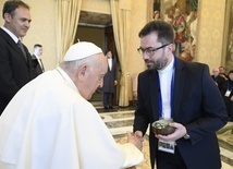 Ks. Będziński w czasie spotkania z papieżem Franciszkiem.