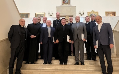 Proboszczowie archidiecezji katowickiej składają rezygnację z pełnionej funkcji wraz z osiągnięciem 67. roku życia.