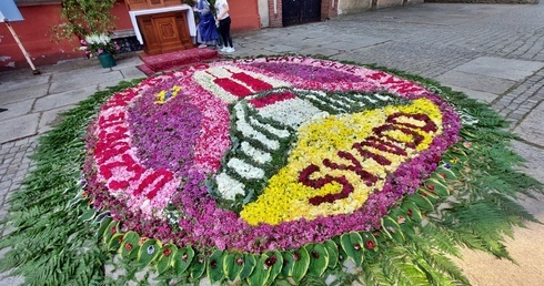 Synod ukazany płatkami kwiatów
