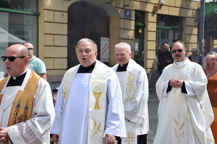 Procesja Bożego Ciała przeszła od katedry do fary.