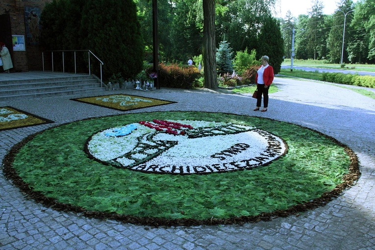 Kwietne dywany w parafii pw. św. Jadwigi we Wrocławiu-Kozanowie