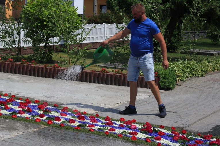 Procesja Bożego Ciała po kwietnym dywanie w Olszowej