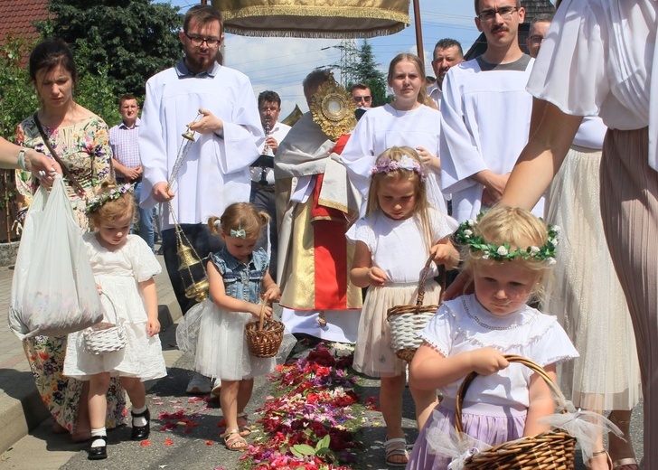 Procesja Bożego Ciała po kwietnym dywanie w Olszowej