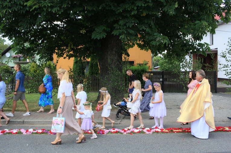 Procesja Bożego Ciała po kwietnym dywanie w Olszowej