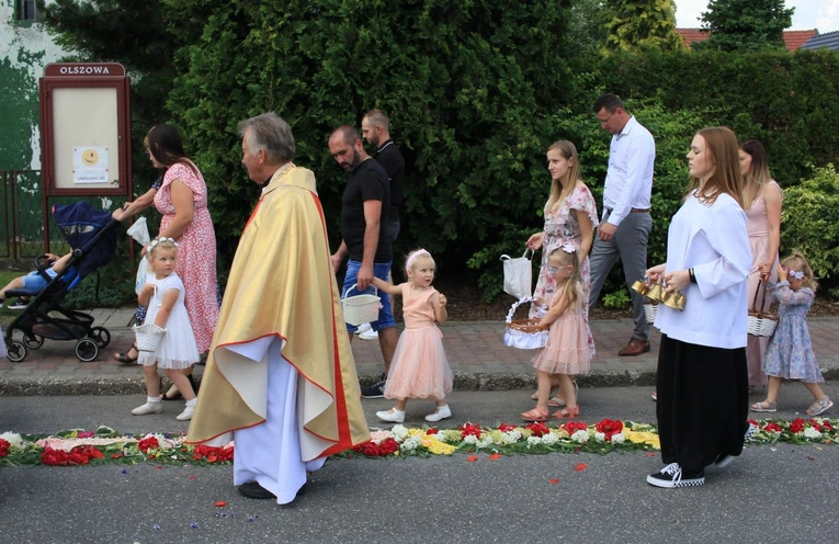 Procesja Bożego Ciała po kwietnym dywanie w Olszowej