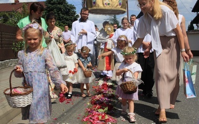 Procesja Bożego Ciała po kwietnym dywanie w Olszowej