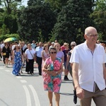 Procesja Bożego Ciała po kwietnym dywanie w Olszowej