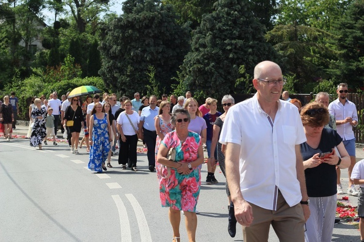 Procesja Bożego Ciała po kwietnym dywanie w Olszowej