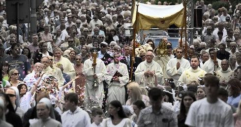 Bp Dajczak: Eucharystia nie kończy się odprawieniem