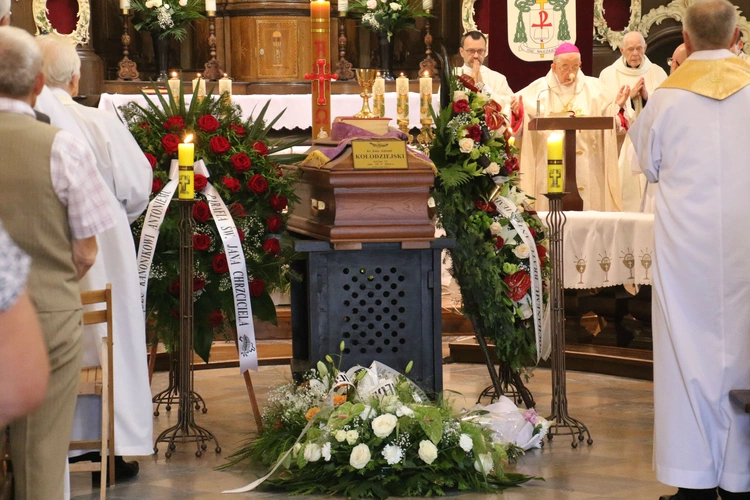 Płock. Pogrzeb ks. kan. Antoniego Kołodziejskiego