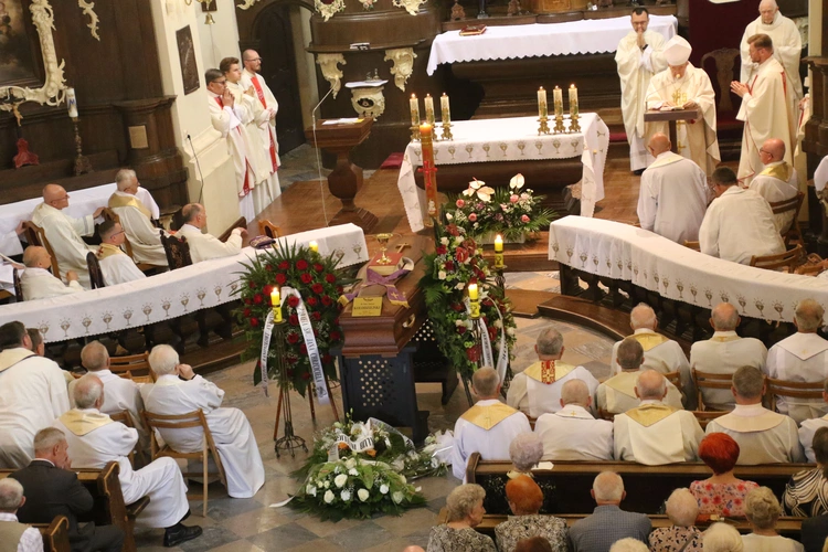 Płock. Pogrzeb ks. kan. Antoniego Kołodziejskiego
