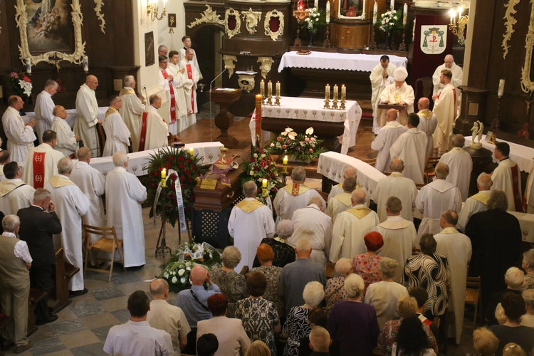 Płock. Pogrzeb ks. kan. Antoniego Kołodziejskiego