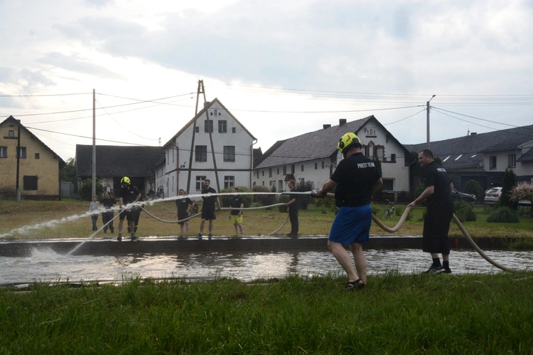 Wasserball w Przechodzie, czyli księża kontra strażacy