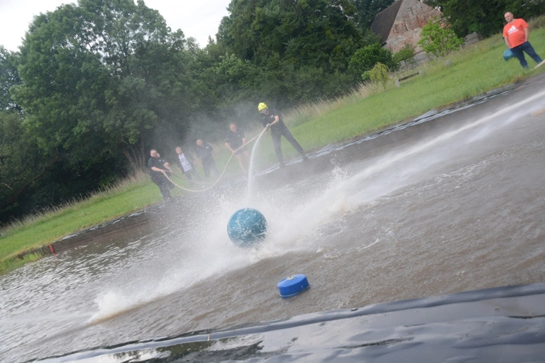 Wasserball w Przechodzie, czyli księża kontra strażacy
