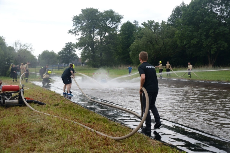 Wasserball w Przechodzie, czyli księża kontra strażacy