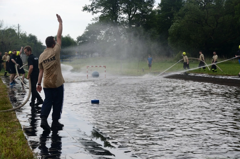 Wasserball w Przechodzie, czyli księża kontra strażacy